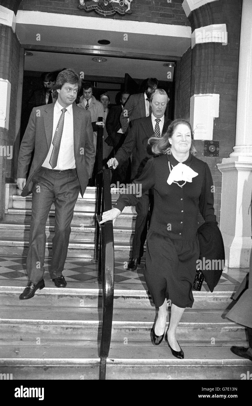 Die Marquess of Blandford (l.) und seine Eltern, der Herzog von Marlborough (oben rechts) und die Ex-Frau des Herzogs Susan (die sich geschieden hat, als der Marquess fünf Jahre alt war), verließen das Knightsbridge Crown Court, nachdem der Marquess wegen des Besitzes von Kokain zu zwei Jahren Gefängnis verurteilt und für zwei Jahre suspendiert wurde. Stockfoto