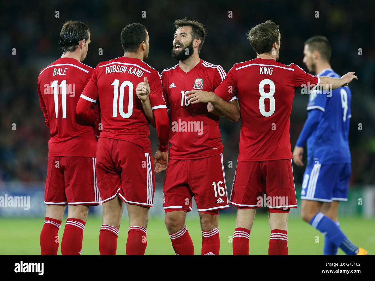 Fußball - UEFA Euro 2016 - Qualifikation - Gruppe B - Wales gegen Bosnien und Herzegowina - Cardiff City Stadium. Joe Ledley aus Wales (Mitte) organisiert die Verteidigungsmauer Stockfoto