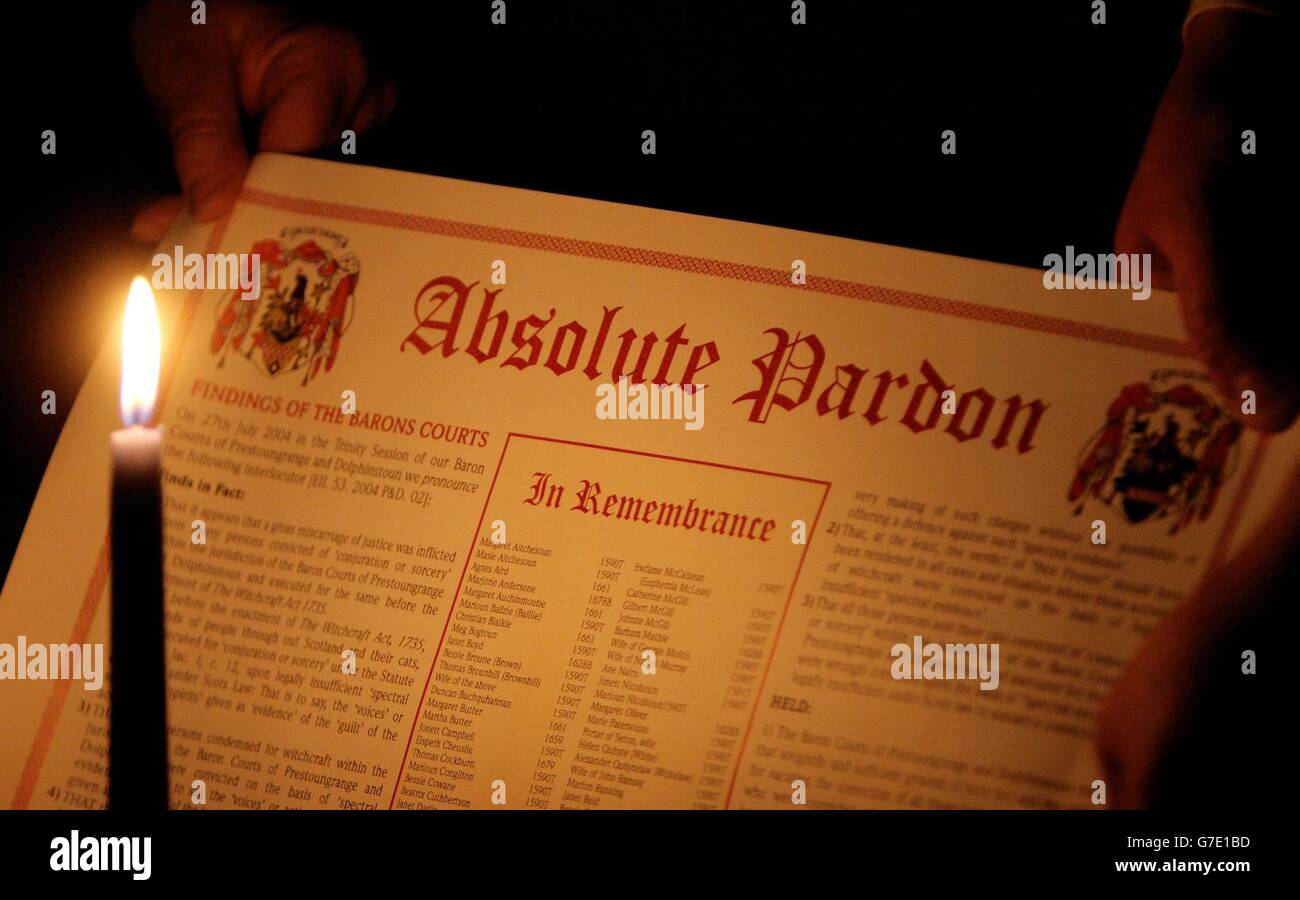 Rena Thomson begnadigt sie im Göteborg Public House Prestonpans in der Nähe von Edinburgh, als die Stadt Halloween markierte, indem sie 81 Hexen, die vor mehr als 400 Jahren hingerichtet wurden, offiziell begnadigte. Frau Thomson hatte sechs Vorfahren getötet. Die Begnadigung wurde unter alten Feudalmächten gewährt, die innerhalb von Wochen abgeschafft werden sollten. Nachkommen und Namensvetter jener, die während Schottlands Hexenjagden aus dem 16. Und 17. Jahrhundert in der Stadt Prestonpans, East Lothian, getötet wurden, werden an der Sonntagszeremonie erwartet. Stockfoto