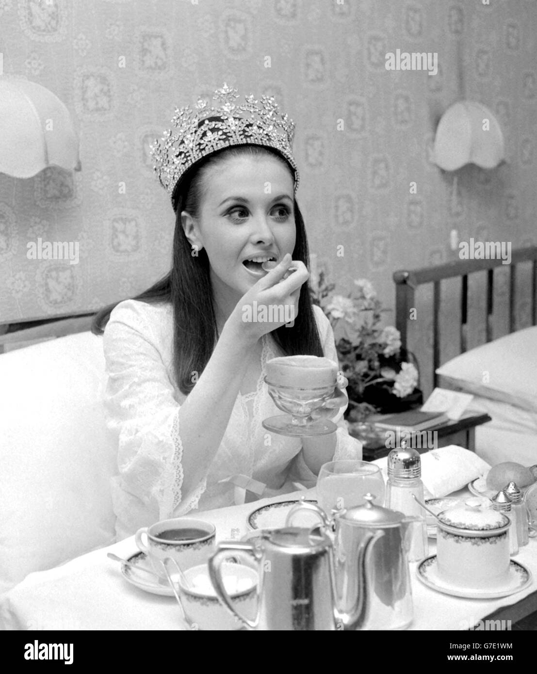 Miss World ist das Frühstück im Bett. Stockfoto