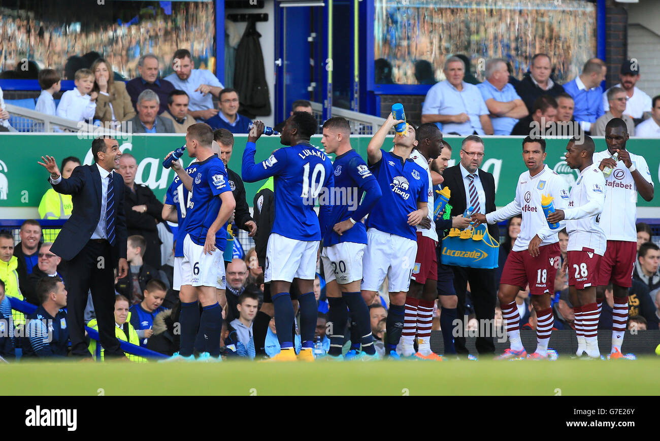 Everton-Manager Roberto Martinez spricht mit seinen Teamkollegen während einer Spielpause für das Spiel der Barclays Premier League im Goodison Park, Liverpool. DRÜCKEN SIE VERBANDSFOTO. Bilddatum: Samstag, 18. Oktober 2014. Siehe PA Geschichte FUSSBALL Everton. Das Foto sollte Peter Byrne/PA Wire lauten. Stockfoto