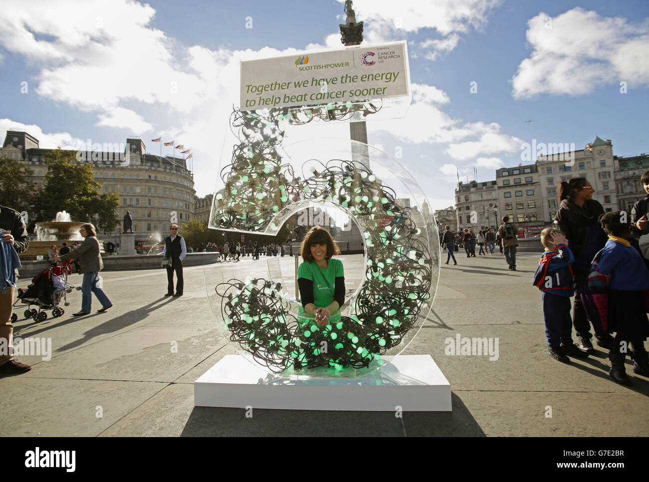 Fernsehmoderatorin Dawn O'Porter bei einer Fotowand für ScottishPower and Cancer Research UK enthüllt eine riesige Skulptur, um die Spendenaufbringung von 5 Millionen im Kampf gegen Krebs im Trafalgar Square in London zu feiern. Stockfoto