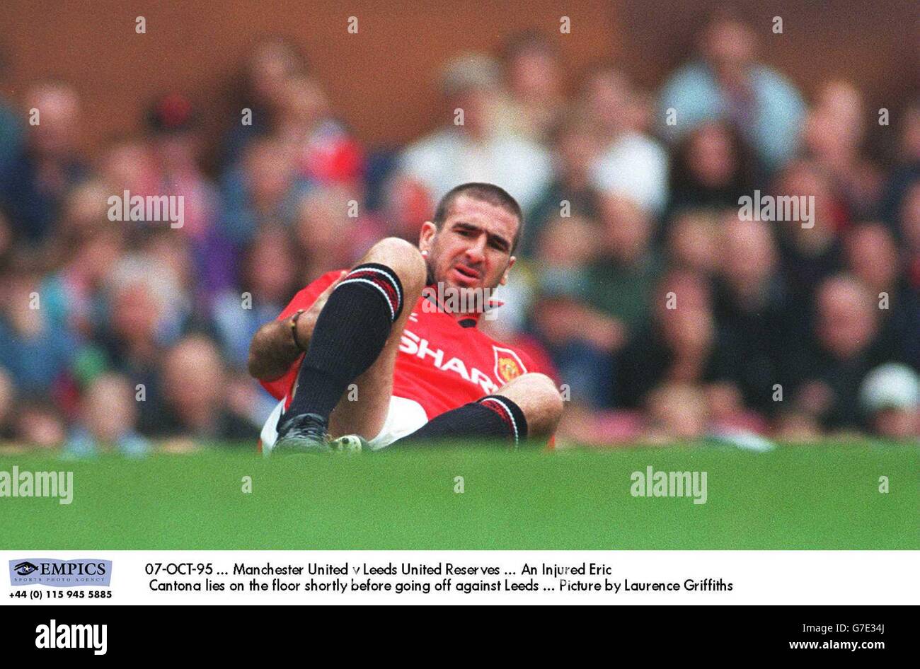 07-OKT-95 ... Manchester United gegen Leeds United Reserven ... Kurz vor dem Start gegen Leeds liegt ein verletzte Eric Cantona auf dem Boden ... Bild von Laurence Griffiths Stockfoto