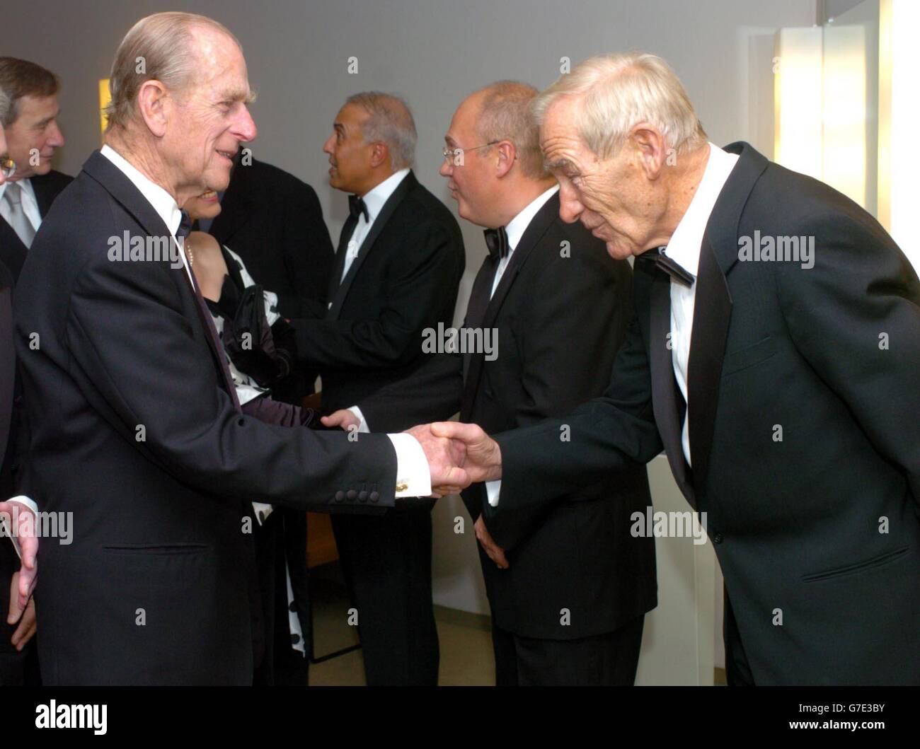 Der britische Prinz Philip trifft den ehemaligen deutschen und Manchester City Torhüter Bert Trautmann in der Berliner Philharmonie während ihres dreitägigen Staatsbesuchs in Deutschland. Stockfoto