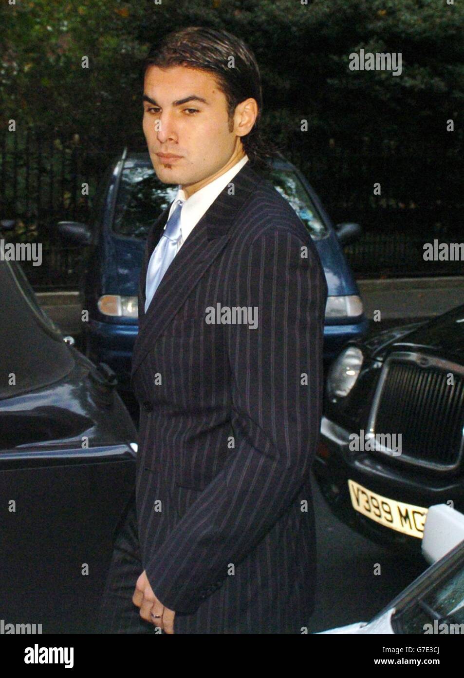 Adrian Mutu Kommt Am Hauptsitz Des Fa In Soho Square London An Wo Er Nach Einem Drogentest Einer Disziplinaranhorung Ausgesetzt Sein Wird Der 25 Jahrige Rumanische Sturmer Gab Zu Eine Illegale Substanz Zu