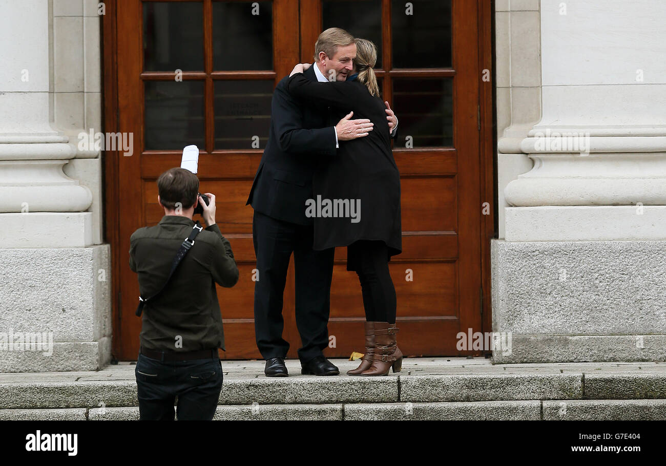Taoiseach Enda Kenny mit der Missbrauchsüberlebenden Mairia Cahill nach einem Treffen in Regierungsgebäuden in Dublin wegen der Vorwürfe, dass sie von der IRA verhört wurde, nachdem sie behauptete, von einem Mitglied der Terrorgruppe misshandelt worden zu sein. Stockfoto
