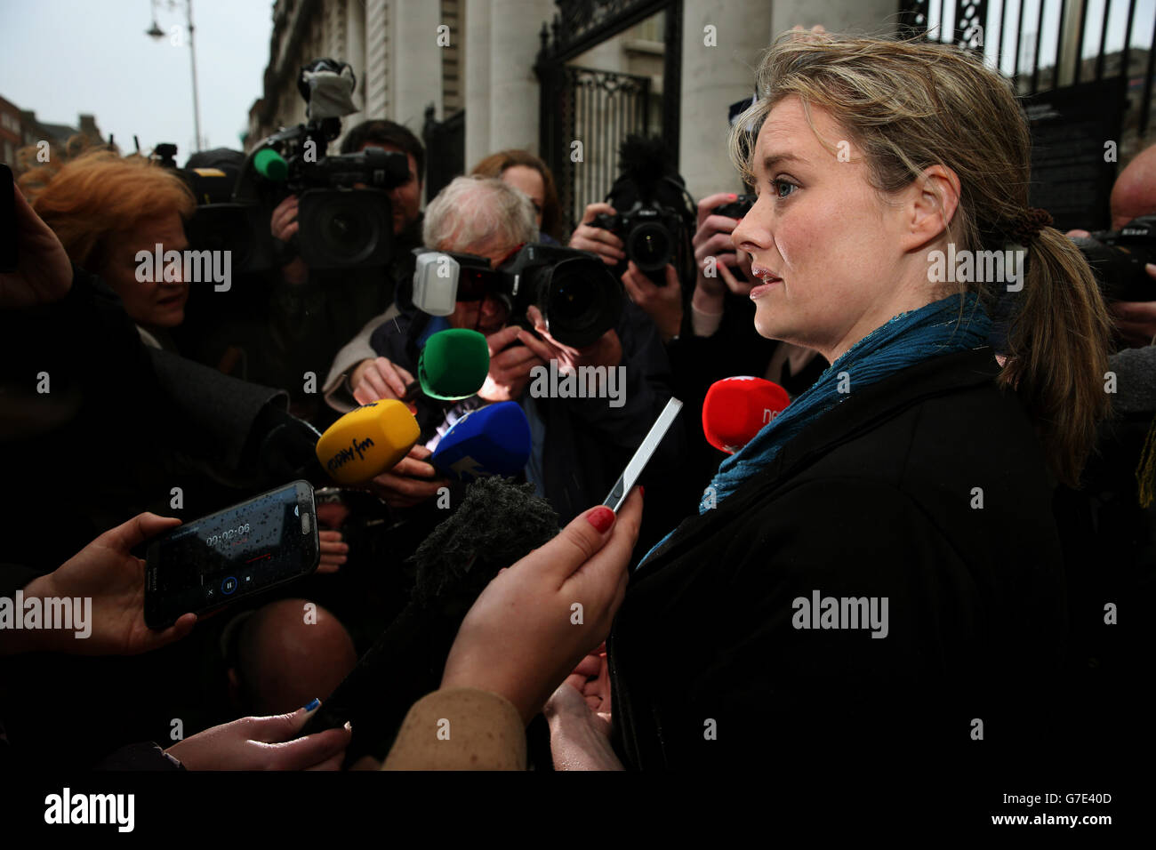 Die Missbrauchsüberlebende Mairia Cahill spricht vor einem Treffen mit Taoiseach Enda Kenny in Regierungsgebäuden in Dublin über die Vorwürfe, dass sie von der IRA verhört wurde, nachdem sie behauptet hatte, von einem Mitglied der Terrorgruppe missbraucht worden zu sein. Stockfoto