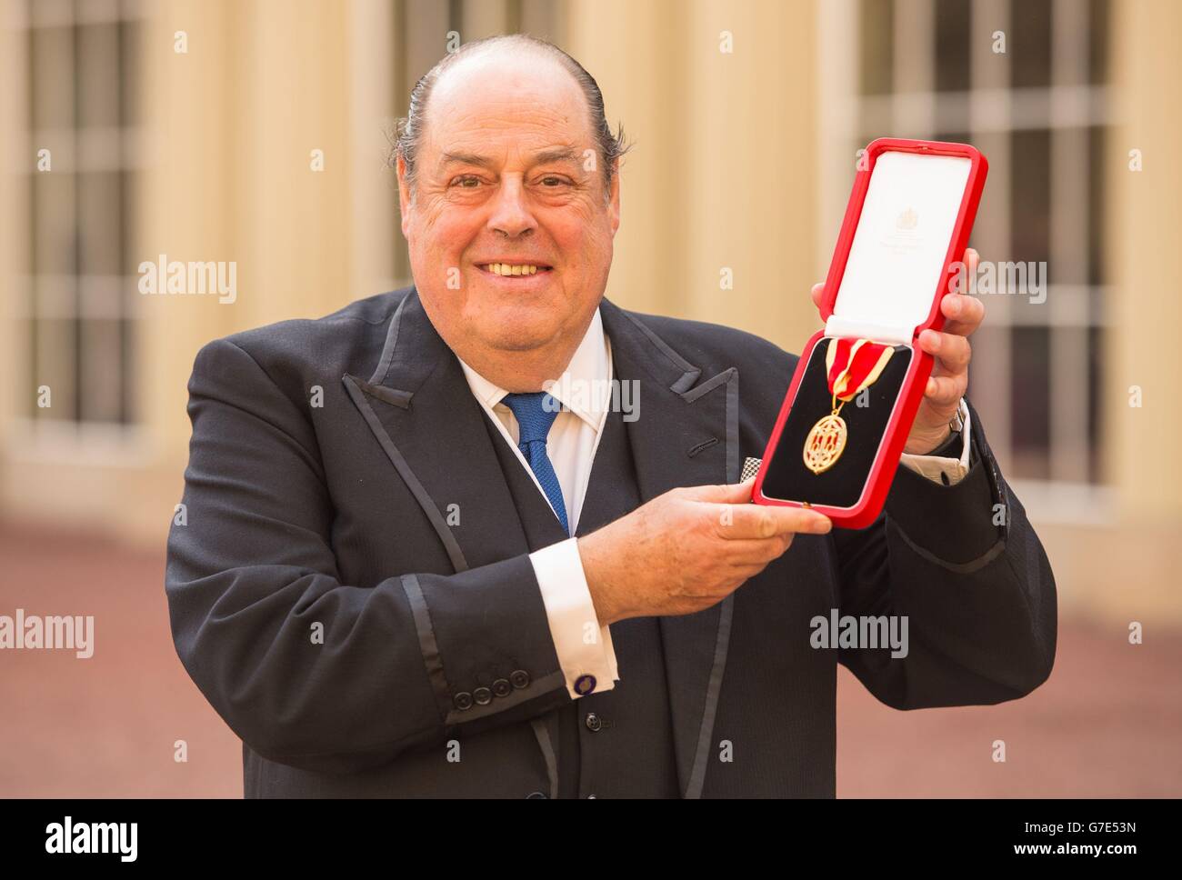 Sir nicholas soames mit seiner ritter junggesellenmedaille Fotos und