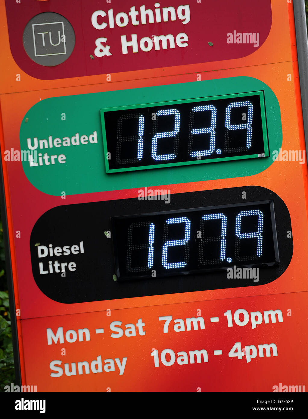 Die Preise für einen Liter bleifreies Benzin und Diesel sind Gesehen auf einem Schild an einem Sainsbury's Supermarkt Stockfoto