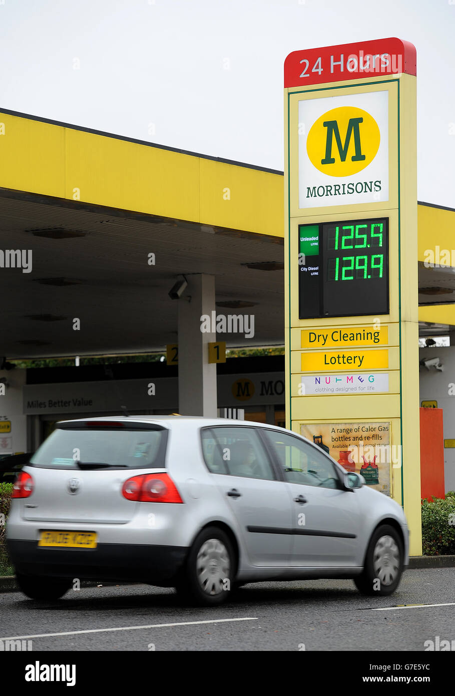 Die Preise für einen Liter bleifreies Benzin und Diesel sind auf einem Schild in einer Morrisons Garage zu sehen Stockfoto