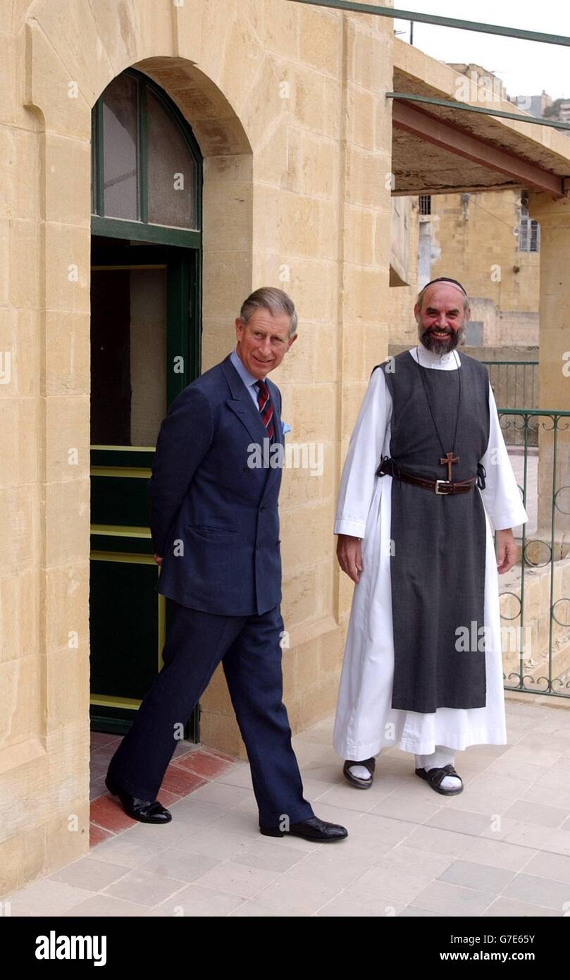 Der britische Prinz Charles, der Prinz von Wales und der taube Schulleiter Bruder Andrew am Salt Training and Resource Institute for Disability in Salt, Jordanien. Stockfoto