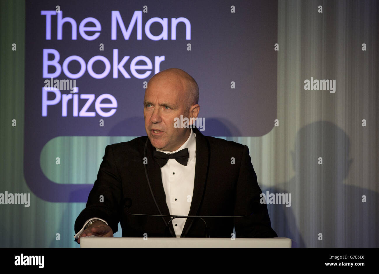 Der australische Autor Richard Flanagan, der den diesjährigen man Booker Prize für seinen Roman The Narrow Road to the Deep North gewonnen hat, der von der Erfahrung seines Vaters als Kriegsgefangener auf der Thailand-Burma-Todeseisenbahn inspiriert wurde.“, spricht nach dem Gewinn des Preises in der Guildhall in London. Stockfoto