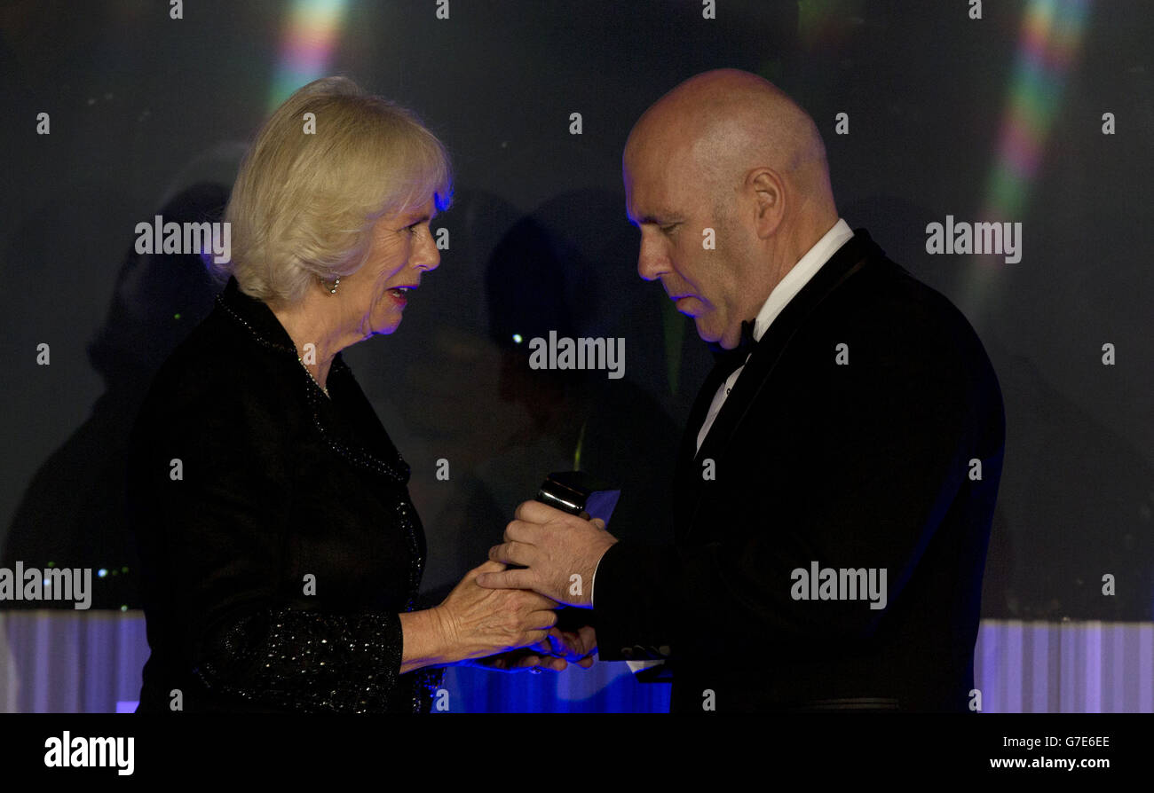 Die Herzogin von Cornwall gratuliert dem australischen Autor Richard Flanagan, dem Gewinner des diesjährigen man Booker Prize, zu seinem Roman The Narrow Road to the Deep North, der von der Erfahrung seines Vaters als Kriegsgefangener auf der Thailand-Burma-Todesbahn inspiriert wurde, Nachdem er ihm seinen Preis in der Guildhall in London überreicht hatte. Stockfoto