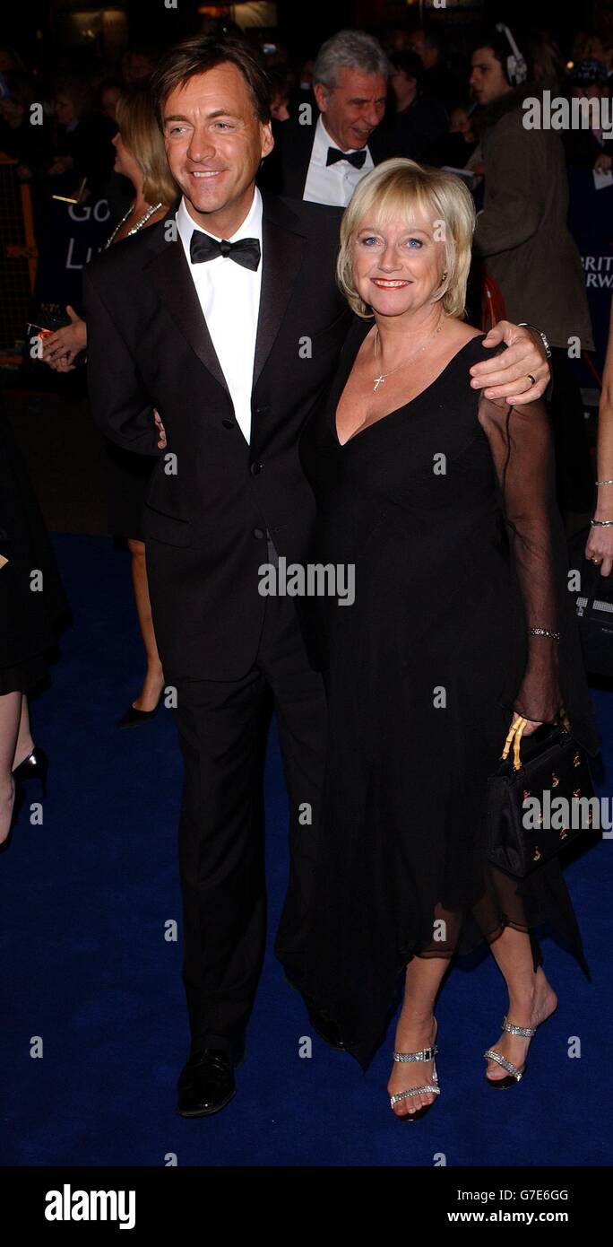 Die TV-Moderatoren Richard Madeley und Judy Finnigan kommen zu den 2004. Anniversary National Television Awards in der Royal Albert Hall in London. Stockfoto