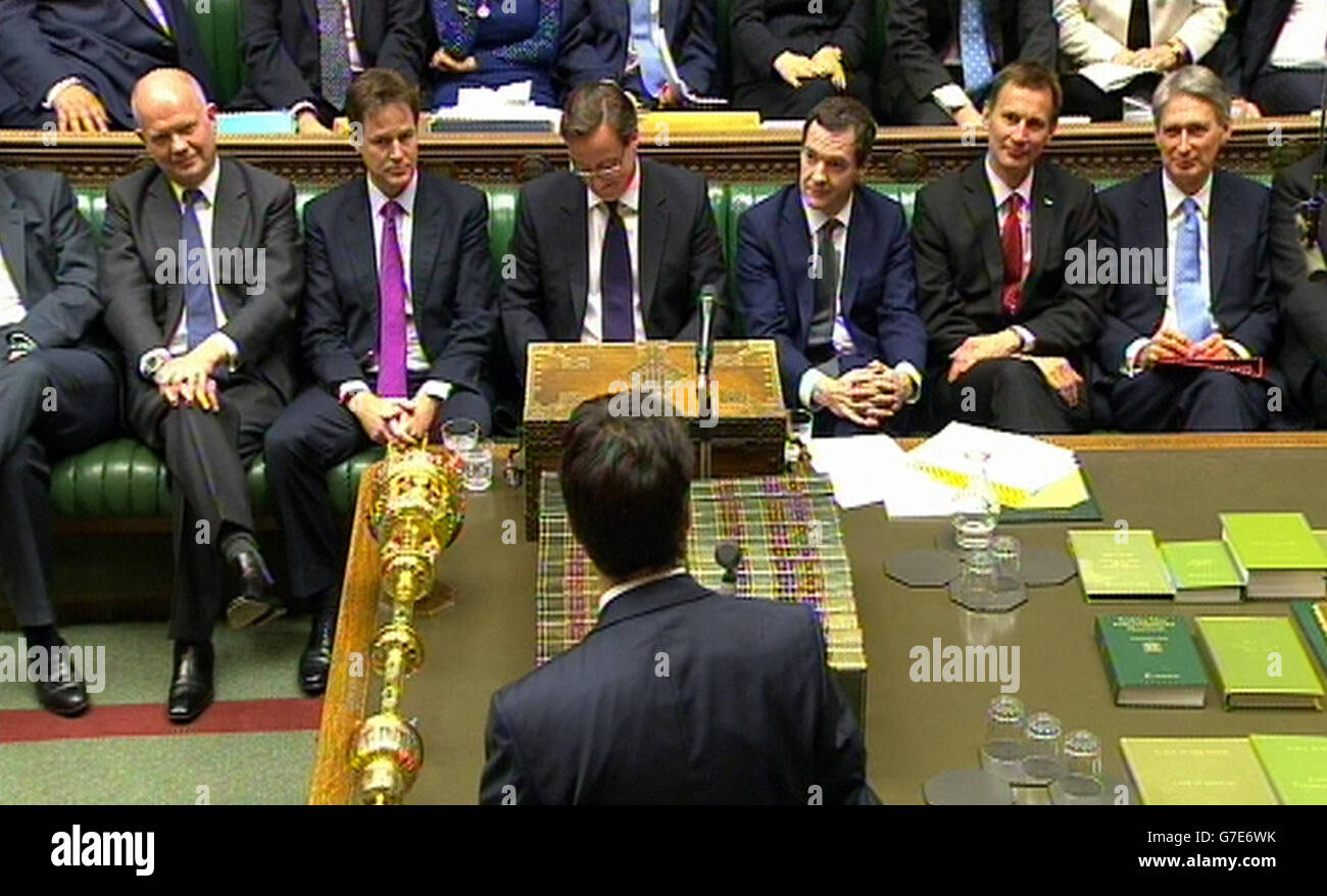 Die Regierung sieht an, wie der Labour-Parteivorsitzende Ed Miliband während der Fragen des Premierministers im Londoner Unterhaus spricht. Stockfoto