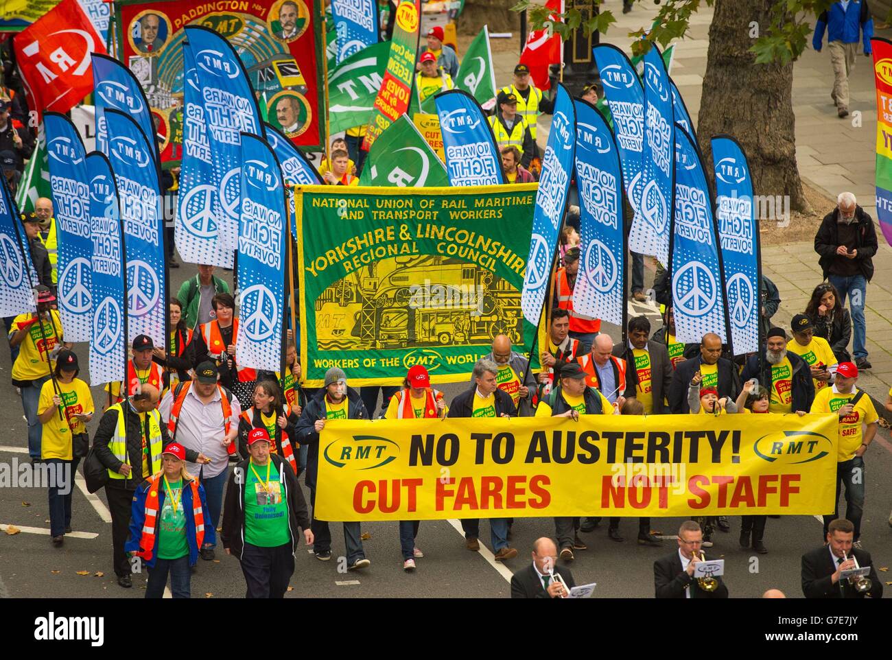 Die Demonstranten nehmen am "Britain needs a Pay Rise"-marsch im Zentrum von London Teil, der von der TUC organisiert wird, da die Beschäftigten des öffentlichen Sektors ein Ende der Sparpolitik fordern und die Notwendigkeit einer Erhöhung der Löhne nach Tagen der Arbeitskampfmaßnahmen von Krankenschwestern, Hebammen und Beamten hervorheben. Stockfoto