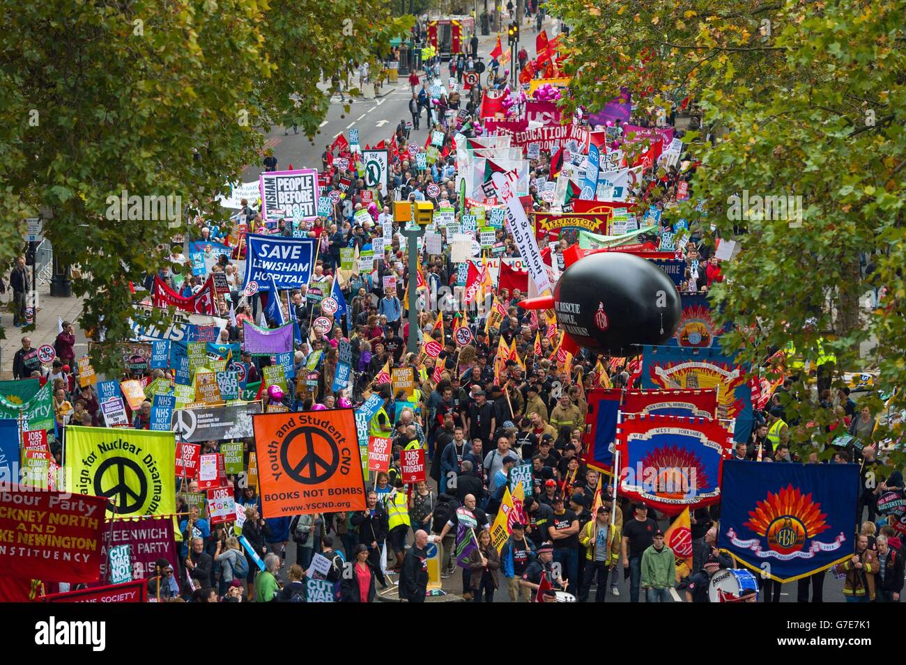 Die Demonstranten nehmen am "Britain needs a Pay Rise"-marsch im Zentrum von London Teil, der von der TUC organisiert wird, da die Beschäftigten des öffentlichen Sektors ein Ende der Sparpolitik fordern und die Notwendigkeit einer Erhöhung der Löhne nach Tagen der Arbeitskampfmaßnahmen von Krankenschwestern, Hebammen und Beamten hervorheben. Stockfoto