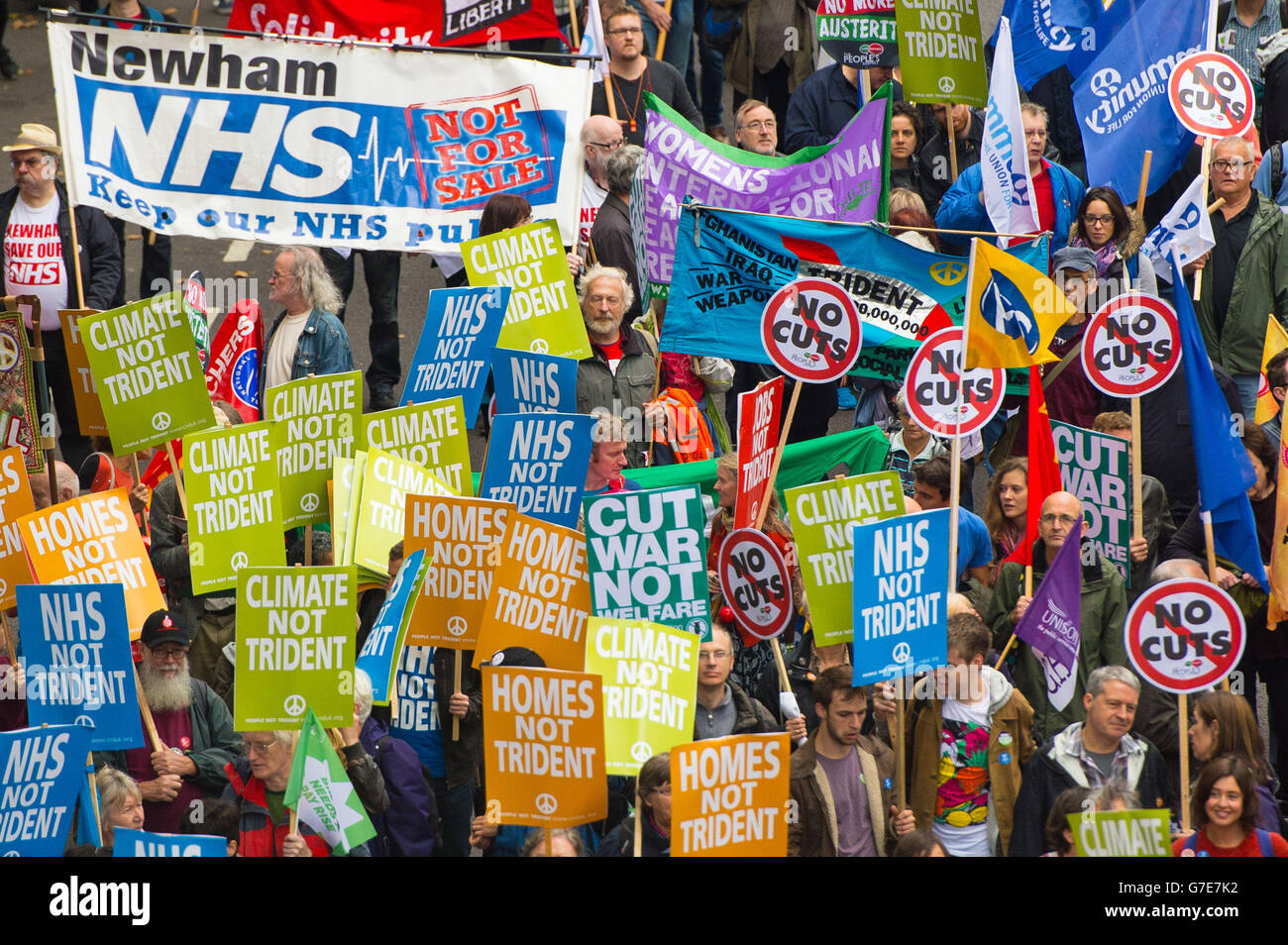 Die Demonstranten nehmen am "Britain needs a Pay Rise"-marsch im Zentrum von London Teil, der von der TUC organisiert wird, da die Beschäftigten des öffentlichen Sektors ein Ende der Sparpolitik fordern und die Notwendigkeit einer Erhöhung der Löhne nach Tagen der Arbeitskampfmaßnahmen von Krankenschwestern, Hebammen und Beamten hervorheben. Stockfoto
