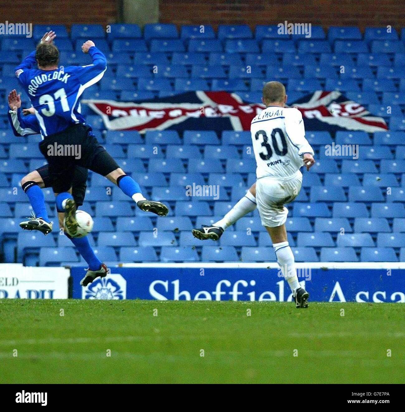 Sammy Clingan erzielt Chesterfields zweites Tor gegen Sheffield am Mittwoch im Coca-Cola League One Spiel in Hillsborough, Sheffield, Samstag, 30. Oktober 2004. KEINE INOFFIZIELLE CLUB-WEBSITE. Stockfoto