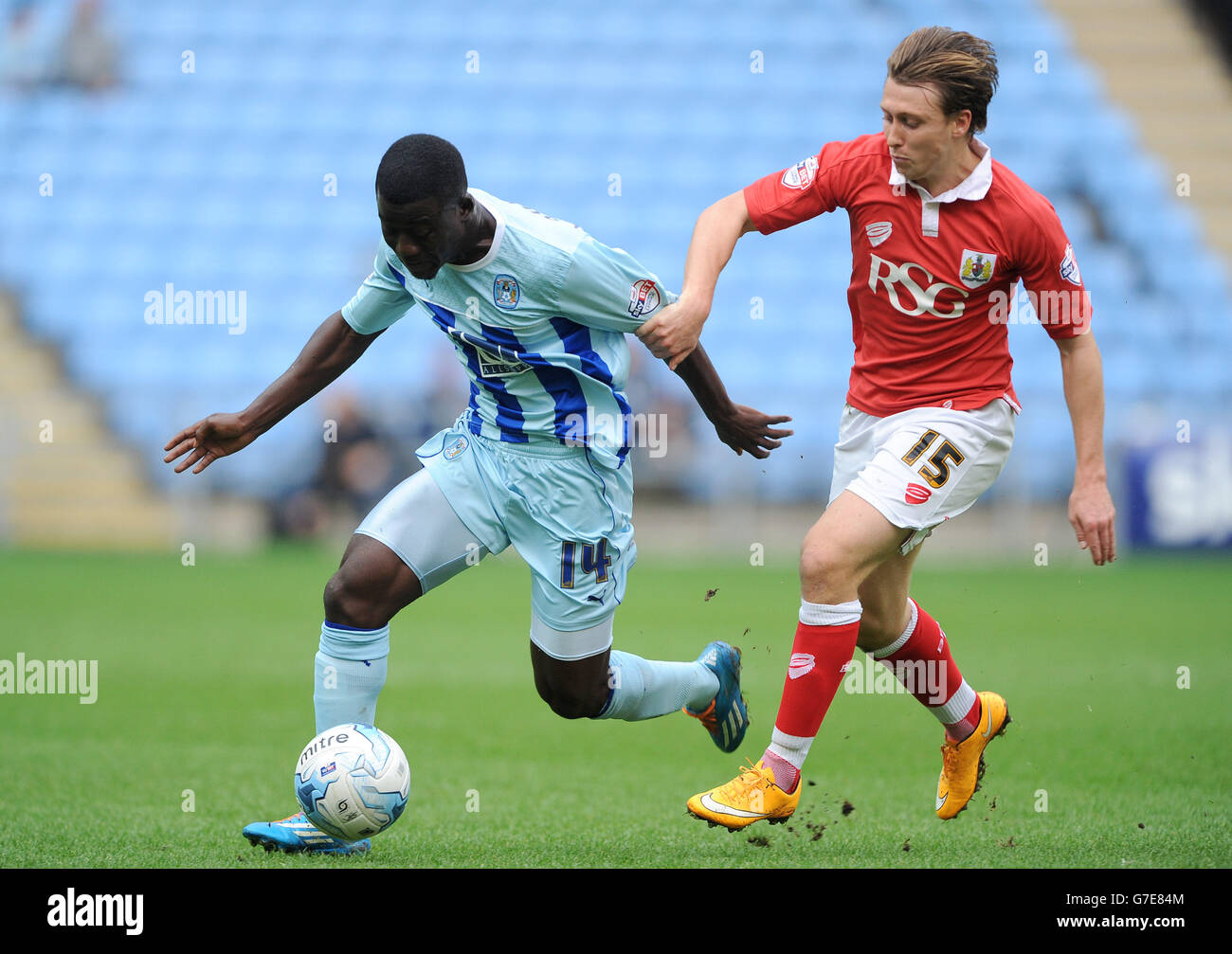 Mohamed Coulibaly von Coventry City (links) und Luke Freeman von Bristol City kämpfen während des Sky Bet League One-Spiels in der Ricoh Arena in Coventry um den Ball. Stockfoto