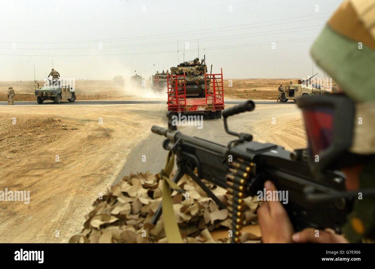 Britische Armee-Konvoi fährt nördlich Stockfoto