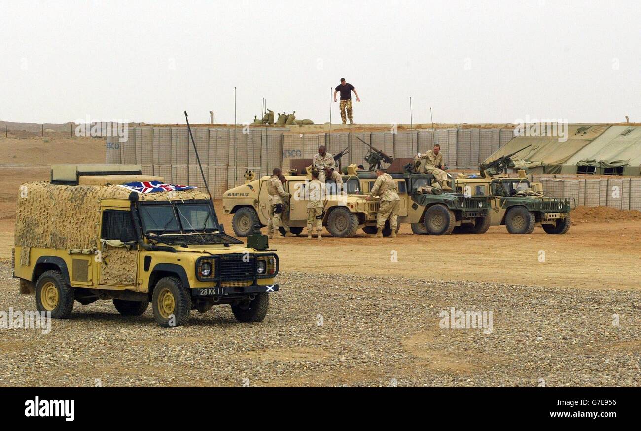 Mitglieder der 1. Garde der Königin Dragoon helfen, Camp Dogwood an ihrem ersten vollen Tag auf der Basis nur 20 Meilen südwestlich von Bagdad vor Raketen- und Mörserangriffen zu schützen. Sie sind dort Teil der Black Watch Battle Group. Stockfoto