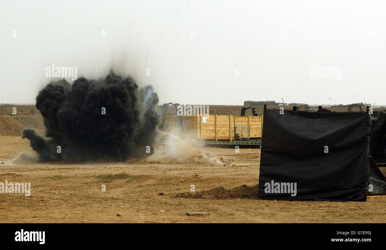 Sergeant Steve Golding (34) RAF 49 Squadron, (39 Engineering) Detonate's eine gemeldete nicht explodierte Rakete in der Nähe eines Toilettenbereichs, Camp Dogwood. Stockfoto