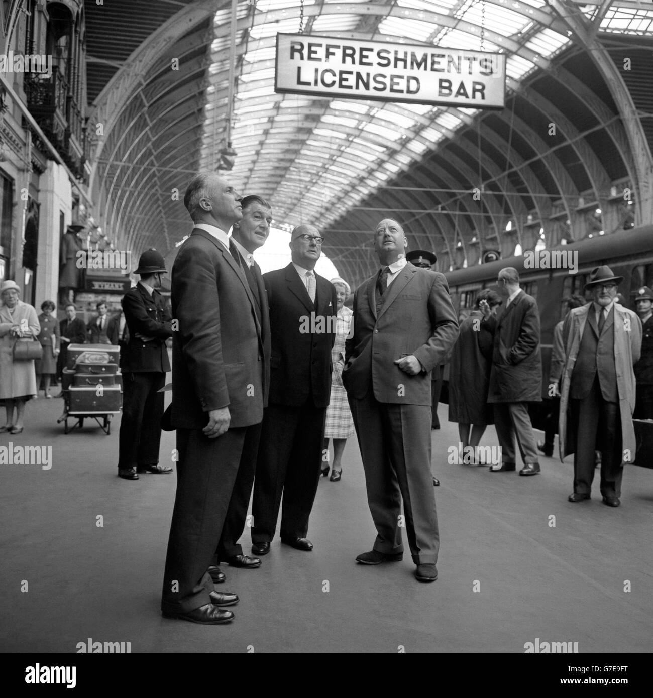 Dr. Richard Beeching (R), Vorsitzender des British Railways Board, untersucht die neu gestrichenen Bogenspannen des Brunel-Dachs der Paddington Station. Dr. Beeching wird von Herrn S. E. Raymond (L), Herrn G.A.V Phillips und Herrn P. Peyman geführt. Stockfoto