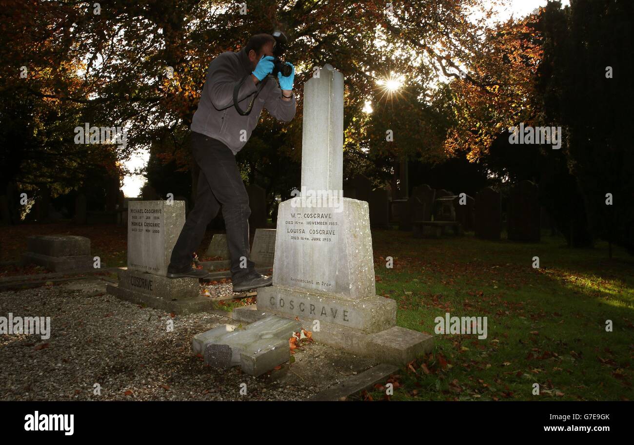 Ein Tatort Investigator fotografiert das Grab von William T Cosgrave, Irlands erstem Leiter des Freistaates, auf dem Friedhof von Goldenbridge in Dublin, das verwüstet wurde. Stockfoto