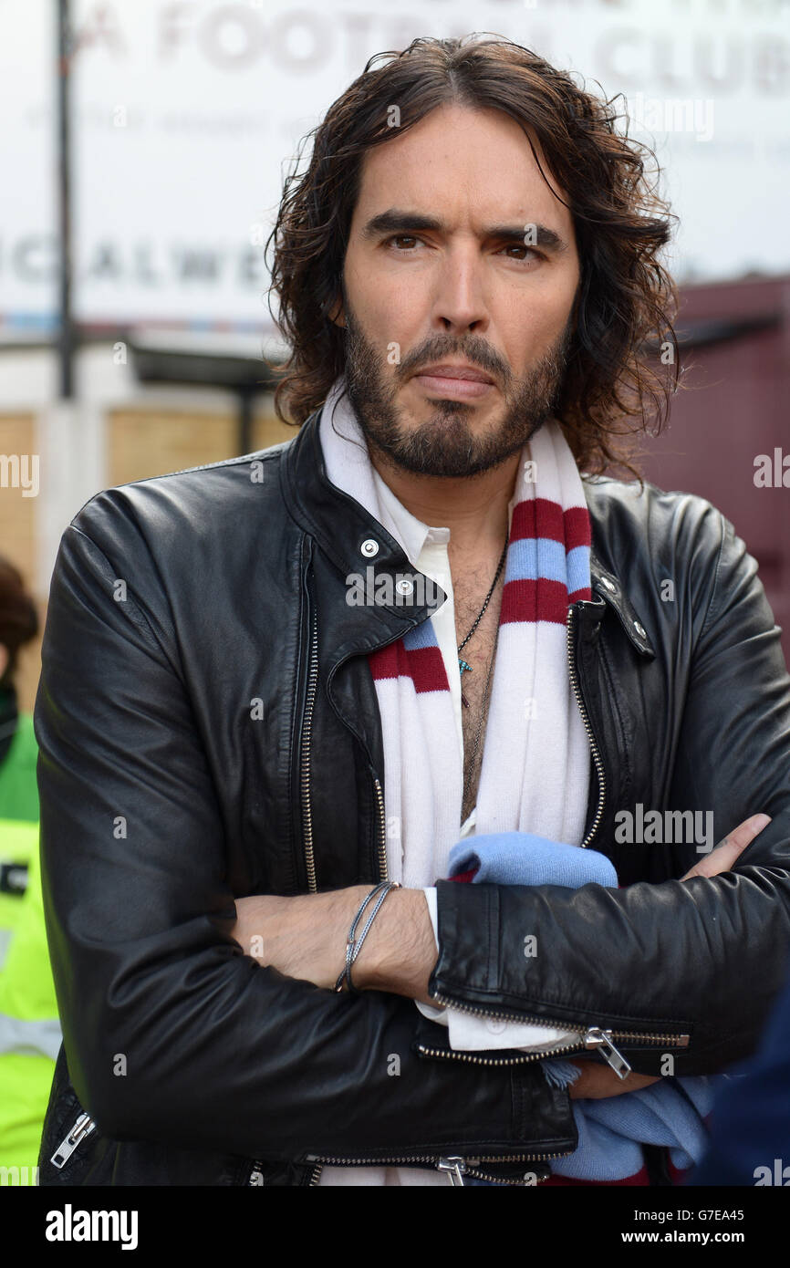 Fußball - Barclays Premier League - West Ham United / Manchester City - Upton Park. Der Fan von West Ham United, Russell Brand, kommt zum Spiel Stockfoto