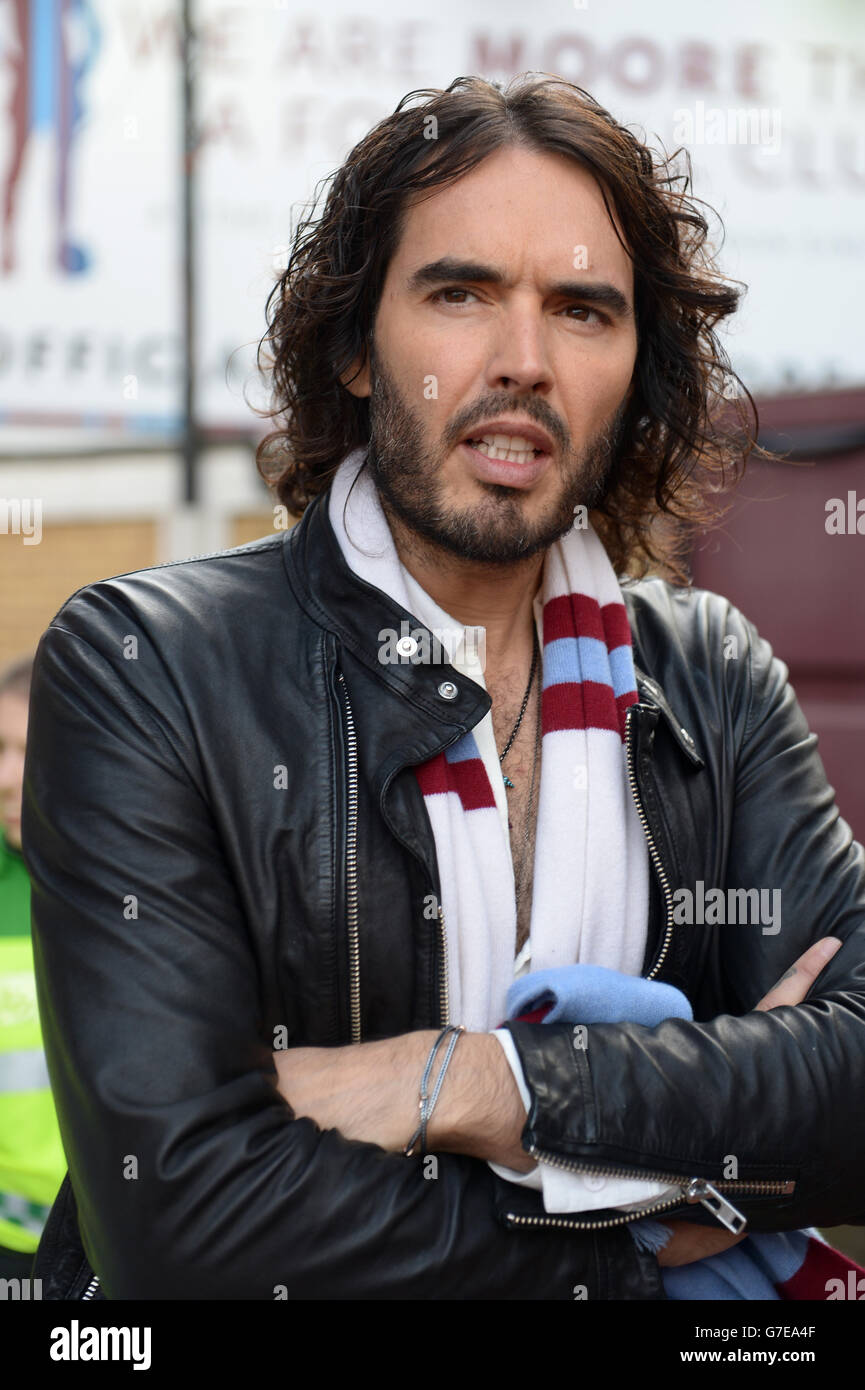 Fußball - Barclays Premier League - West Ham United / Manchester City - Upton Park. Der Fan von West Ham United, Russell Brand, kommt zum Spiel Stockfoto