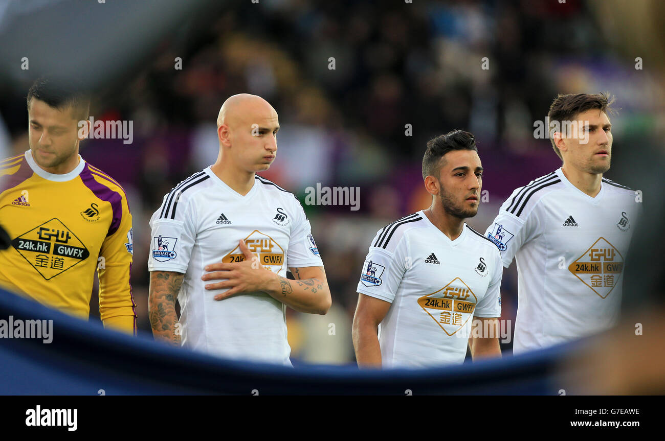 (L-R) Lukasz Fabianski, Jonjo Shelvey, Neil Taylor und Federico Fernandez von Swansea City vor dem Anpfiff während des Spiels der Barclays Premier League im Liberty Stadium in Swansea. DRÜCKEN SIE VERBANDSFOTO. Bilddatum: Samstag, 25. Oktober 2014. Siehe PA Geschichte FUSSBALL Swansea. Auf dem Foto sollte Nick Potts/PA Wire stehen. Nur für redaktionelle Zwecke. Maximal 45 Bilder während eines Matches. Keine Videoemulation oder Promotion als „live“. Keine Verwendung in Spielen, Wettbewerben, Werbeartikeln, Wetten oder Einzelclub-/Spielerdiensten. Keine Verwendung mit inoffiziellen Audio-, Video-, Daten-, Spiele- oder Club/League-Logos. Stockfoto