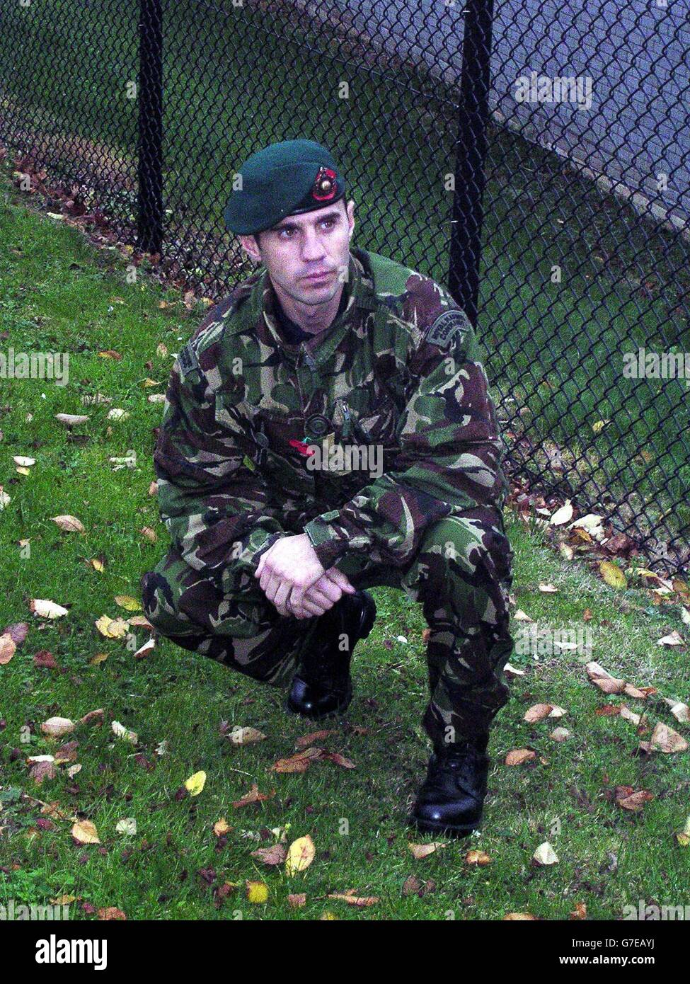 Royal Marine Tom McPhee spricht mit den Medien im Royal Marine Commando Training Camp in Lympstone, in der Nähe von Exmouth, Devon. Die Royal Marine wurde als Held gefeiert und sprach von seinen Bemühungen, die Opfer des schrecklichen Zugunglüges in Berkshire zu retten. Tom McPhee, 34, sagte, dass der Tod der neunjährigen Louella Main, die er vergeblich versuchte, die Blutung zu stoppen, ihn „sehr schockiert“ gemacht habe. Aber er konnte Sharmin Bacchus, 37, am Leben erhalten, indem er mit ihr redete und ihre Hand drückte, damit sie nicht aus dem Bewusstsein schlüpfte. Stockfoto