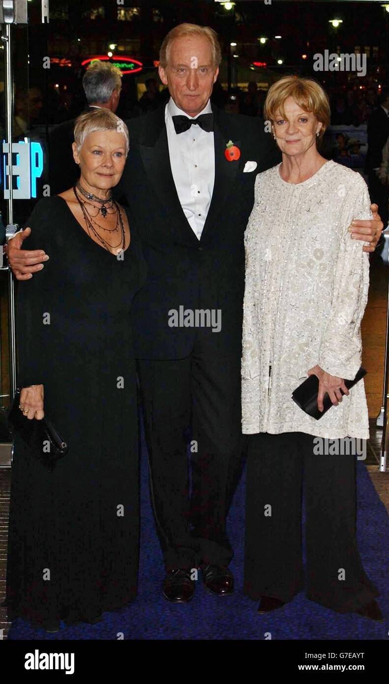 Die Stars des Films Dame Judi Dench (links) und Dame Maggie Smith mit Regisseur Charles Dance kommen während der Royal Film Performance 2004 zur Vorführung von Ladies in Lavender auf dem Odeon Leicester Square im Zentrum von London, um dem Wohlwollen Fund des Kinos und Fernsehens zu helfen. Charles Dance gibt sein Regiedebüt. Stockfoto