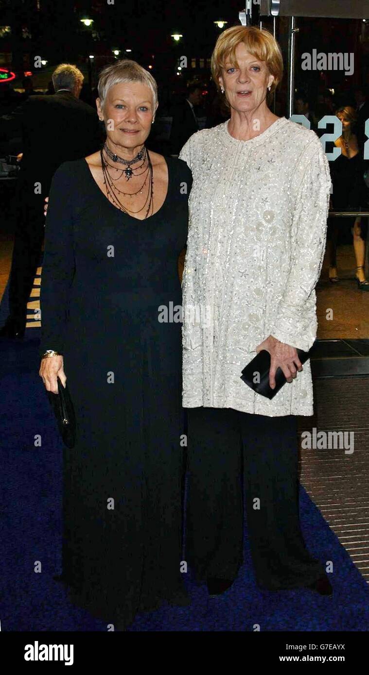 Die Stars des Films Dame Judi Dench (links) und Dame Maggie Smith kommen zur Vorführung von Ladies in Lavender auf dem Odeon Leicester Square im Zentrum von London, während der Royal Film Performance 2004, um dem Cinema and Television Benevolent Fund zu helfen. Charles Dance gibt sein Regiedebüt. Stockfoto