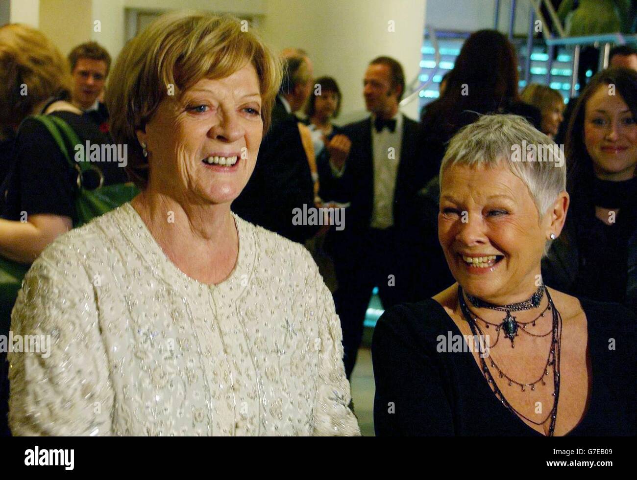 Die Stars des Films Dame Maggie Smith (links) und Dame Judi Dench kommen während der Royal Film Performance 2004 zur Vorführung von Ladies in Lavender auf dem Odeon Leicester Square im Zentrum von London, um dem Cinema and Television Benevolent Fund zu helfen. Charles Dance gibt sein Regiedebüt. Stockfoto