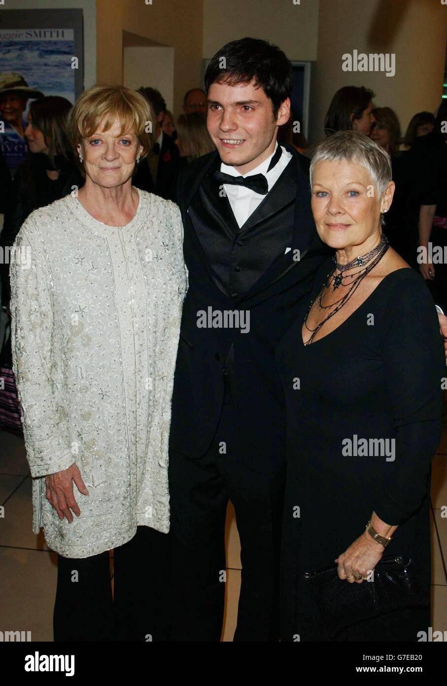 Die Stars des Films Dame Maggie Smith (links), Daniel Bruhl und Dame Judi Dench kommen während der Royal Film Performance 2004 zu einer Vorführung von Ladies in Lavender auf dem Odeon Leicester Square im Zentrum Londons, um dem Cinema and Television Benevolent Fund zu helfen. Charles Dance gibt sein Regiedebüt. Stockfoto