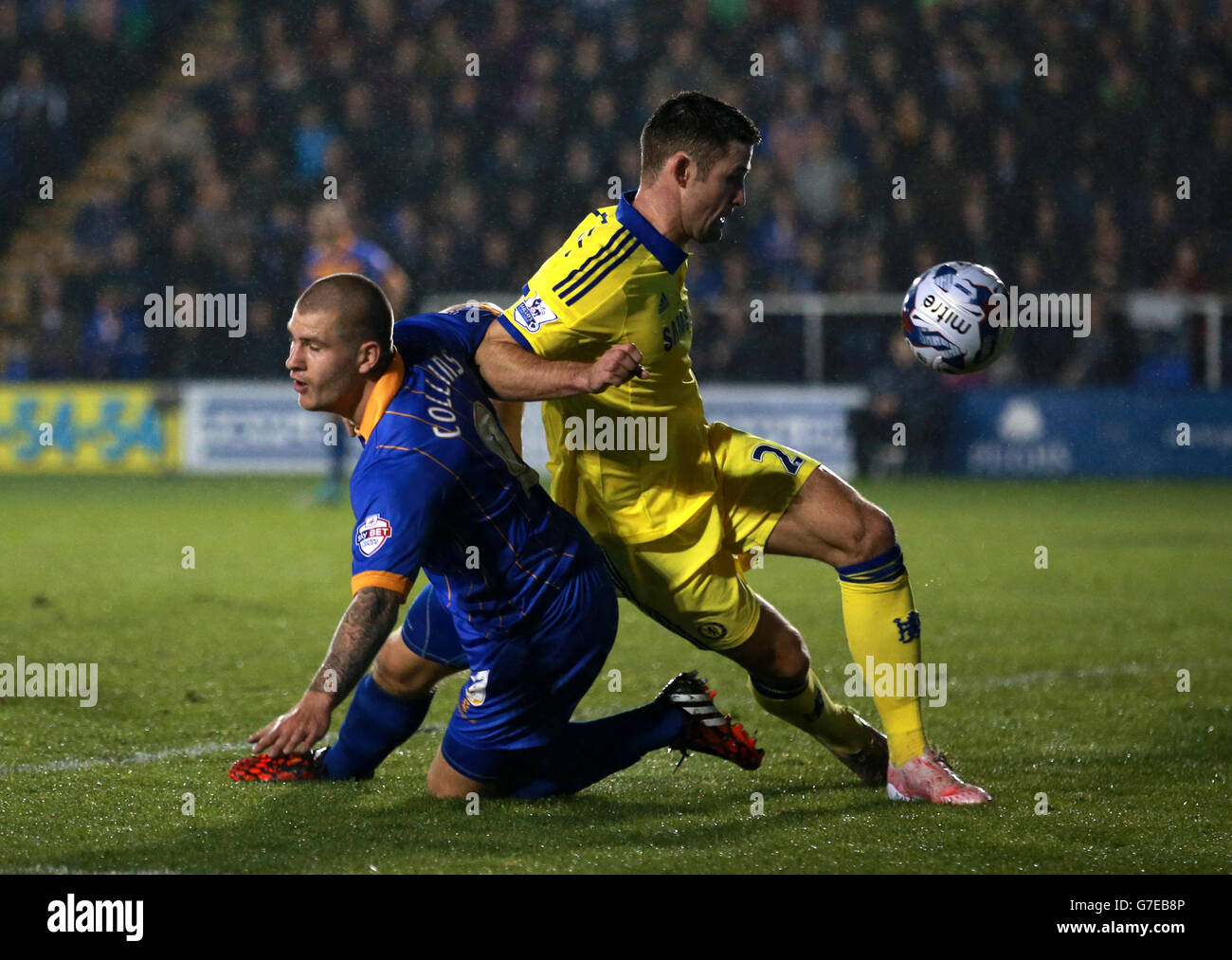 James Collins von Shrewsbury Town (links) und Gary Cahill von Chelsea kämpfen während des Spiels der vierten Runde des Capital One Cup in Greenhous Meadow, Shrewsbury, um den Ball. Stockfoto