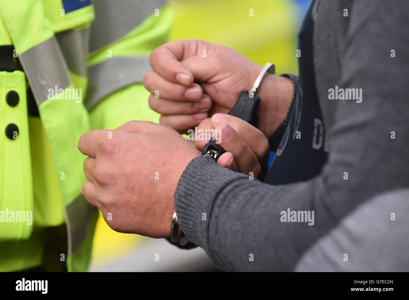 Ein nicht versicherter Fahrer wird von der Polizei wegen Verletzung von Handschellen gefesselt Der Frieden Stockfoto