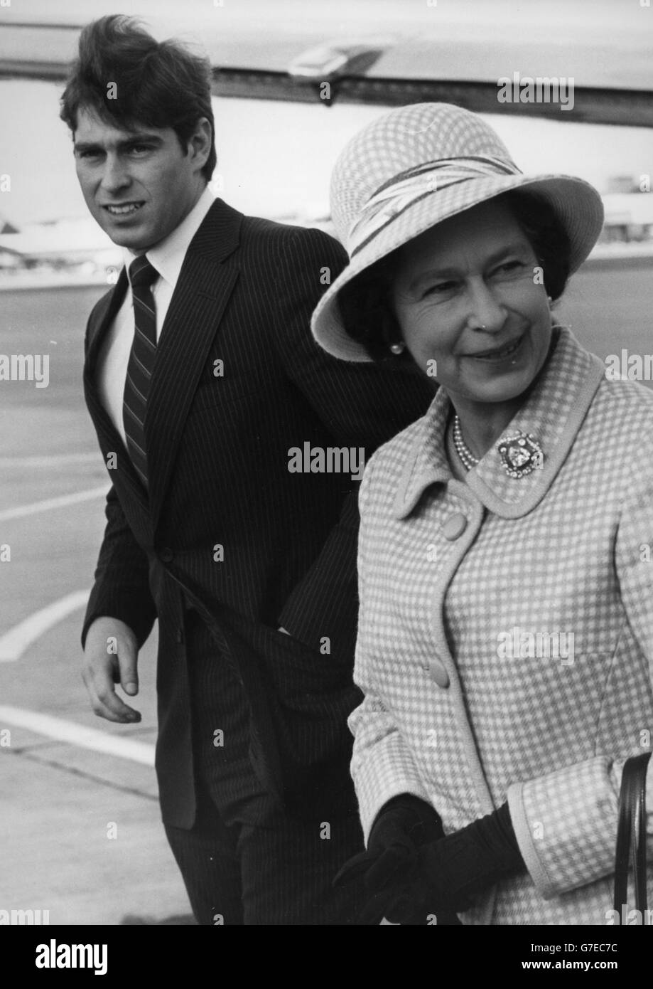 Prinz Andrew und Königin Elizabeth II kommen nach ihrem Urlaub in Balmoral am Flughafen Heathrow an. *Scannen aus dem Druck. Hochauflösende Version auf Anfrage erhältlich* Stockfoto