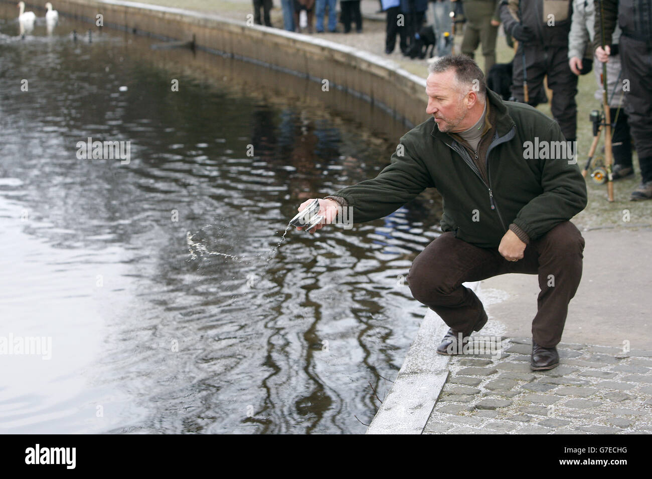 Sir Ian Botham am Fluss Teith in Schottland, am ersten Tag der Lachsfischsaison 2010 des Stirling Council. Stockfoto