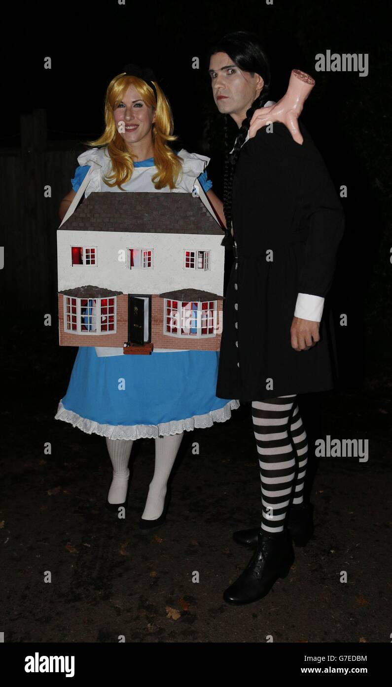 Jonathan Ross Halloween Party - London. Jimmy Carr und Karoline Copping treffen auf eine Halloween-Party ein, die im Haus von Jonathan Ross im Norden Londons veranstaltet wird. Stockfoto