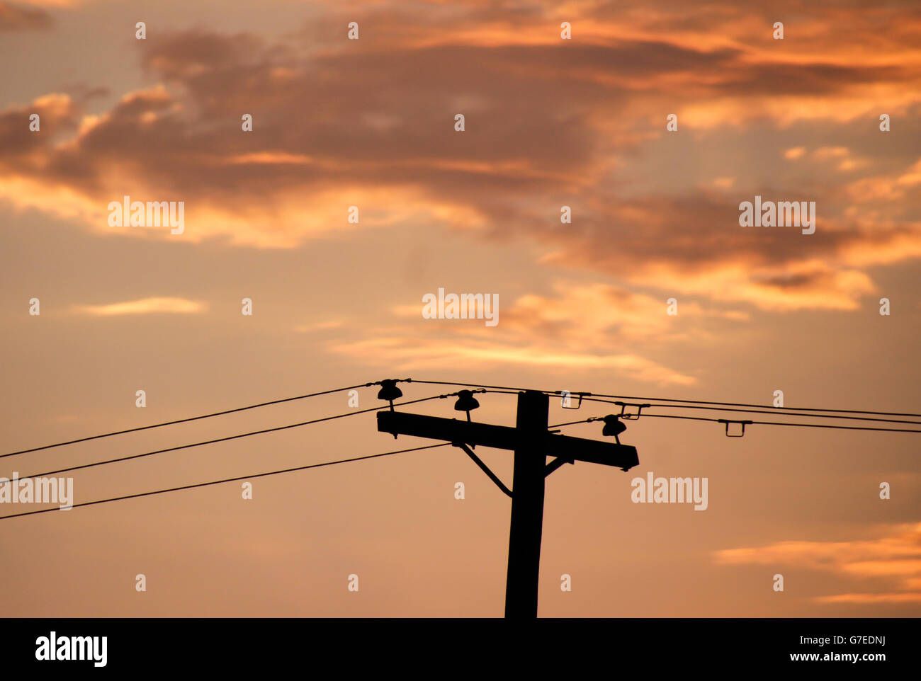 Foto von einem Strom-Pol und ein bewölkter Himmel bei Sonnenuntergang Stockfoto