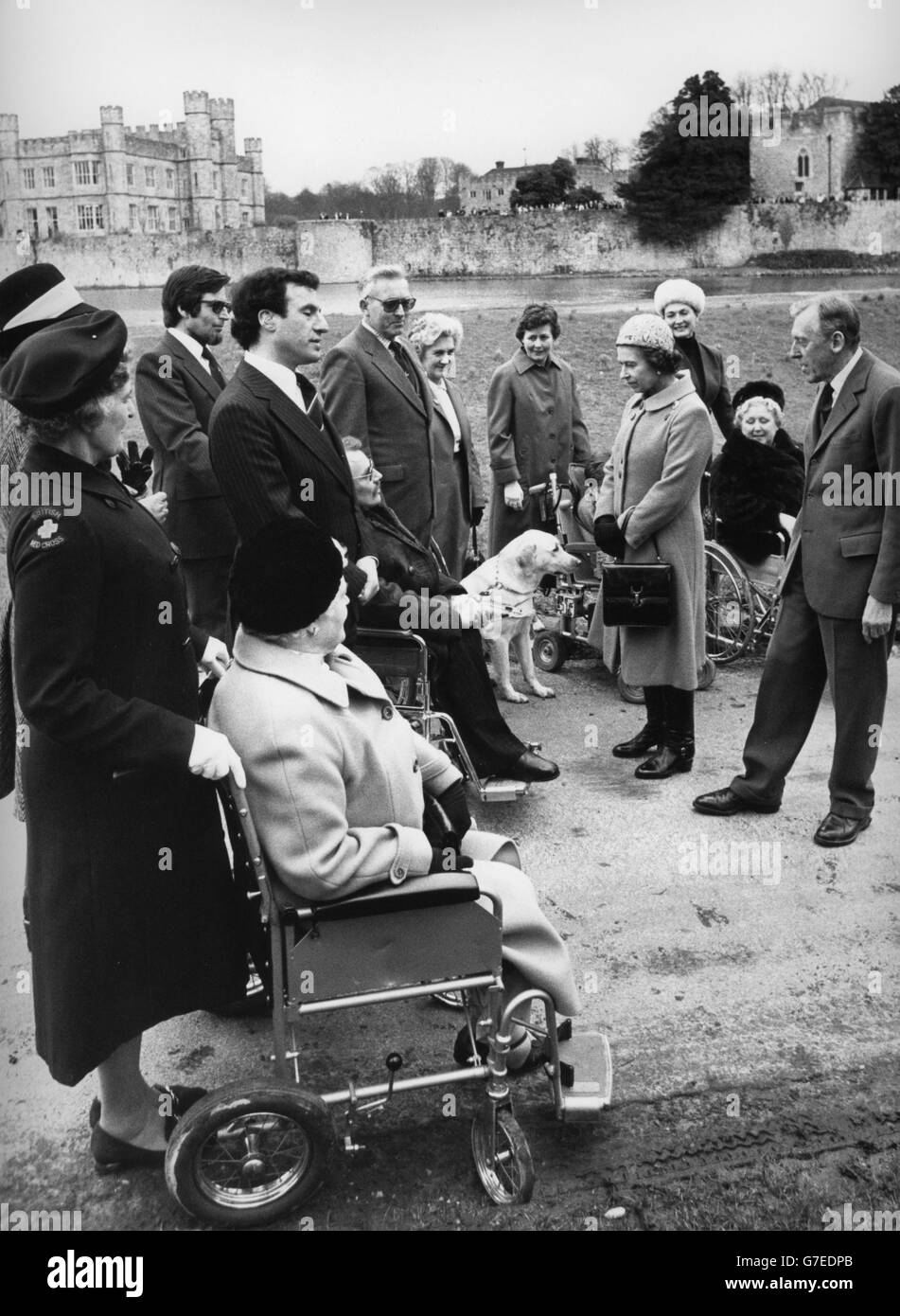 Königin Elizabeth II. Trifft eine Gruppe behinderter Menschen während eines Besuchs im Schloss Leeds in Maidstone. Ein von der Königin eingeweihtes Programm ermöglicht es behinderten Gästen, das Schloss als Gäste der Treuhänder kostenlos zu besuchen. Stockfoto