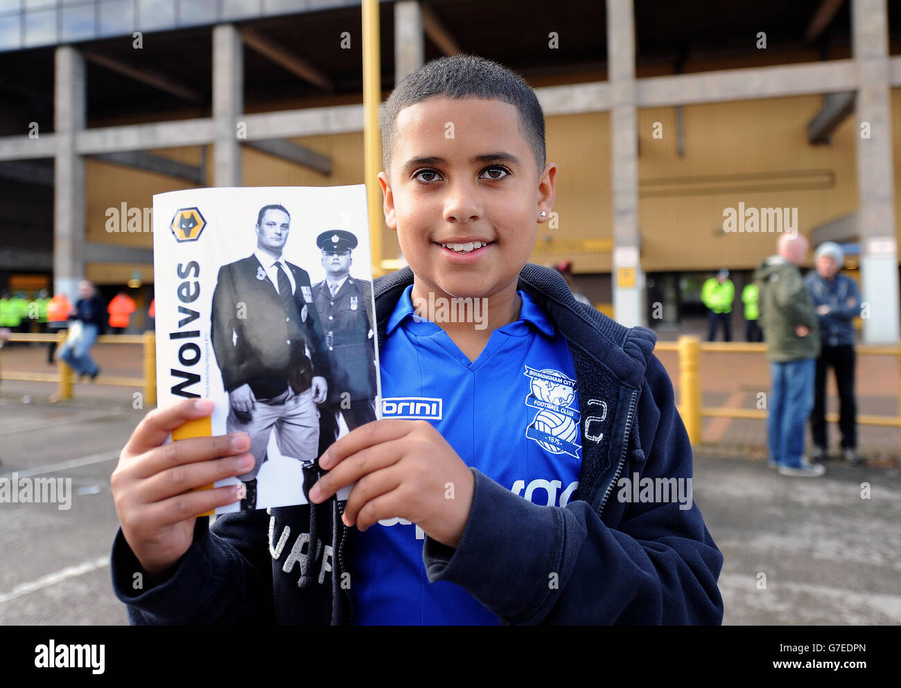 Fußball - Sky Bet Championship - Wolverhampton Wanderers gegen Birmingham City - Molineux. Ein Birmingham City Fan mit einem Spielprogramm Stockfoto