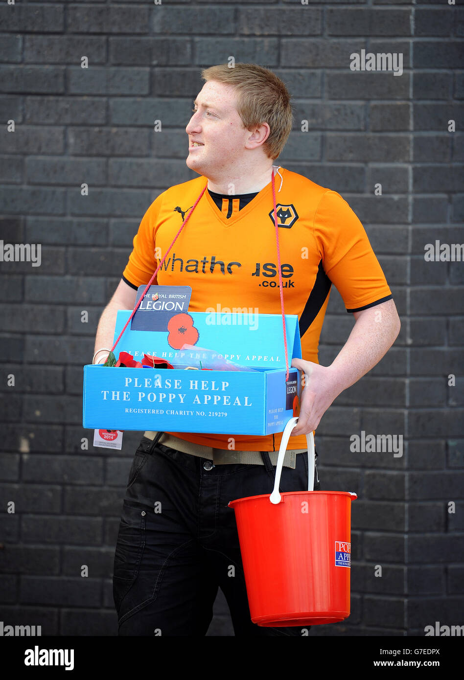 Fußball - Sky Bet Championship - Wolverhampton Wanderers gegen Birmingham City - Molineux. Ein Fan von Wolverhampton Wanderers verkauft Mohnblumen außerhalb des Bodens Stockfoto
