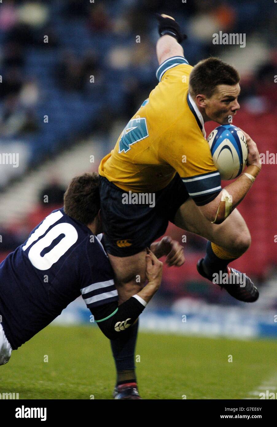 Der australische Clyde Rathbone wird in der Nähe der Testlinie von Schottlands Dan Parks während des Internationalen Spiels in Murrayfield, Samstag, 20. November 2004, angegangen. Stockfoto