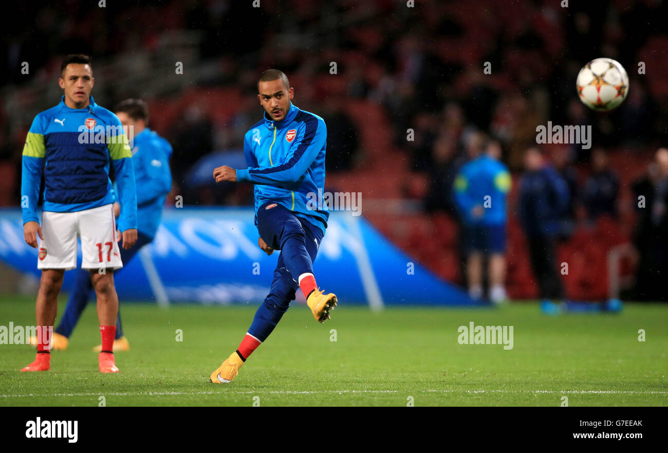 Theo Walcott von Arsenal beim Aufwärmen vor dem UEFA Champions League-Spiel der Gruppe D im Emirates Stadium, London. DRÜCKEN SIE VERBANDSFOTO. Bilddatum: Dienstag, 4. November 2014. Siehe PA Geschichte FUSSBALL Arsenal. Auf dem Foto sollte Nick Potts/PA Wire stehen. Stockfoto