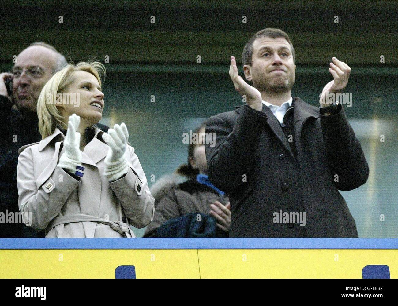 Chelseas Besitzer Roman Abramovich in der Regie-Box mit seiner Frau vor dem 2-2 Unentschieden zu Hause gegen Bolton Wanderers während des Barclays Premiership Spiels in Stamford Bridge, London Samstag, 20. November 2004. Stockfoto