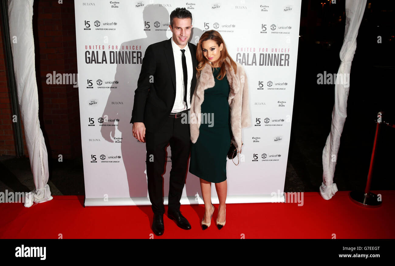 Robin van Persie und seine Frau Bouchra van Persie kommen zum UNICEF Galadinner bei der United an, an dem das Manchester United First-Team und VIP-Gäste im Old Trafford, Manchester, teilnehmen. Stockfoto